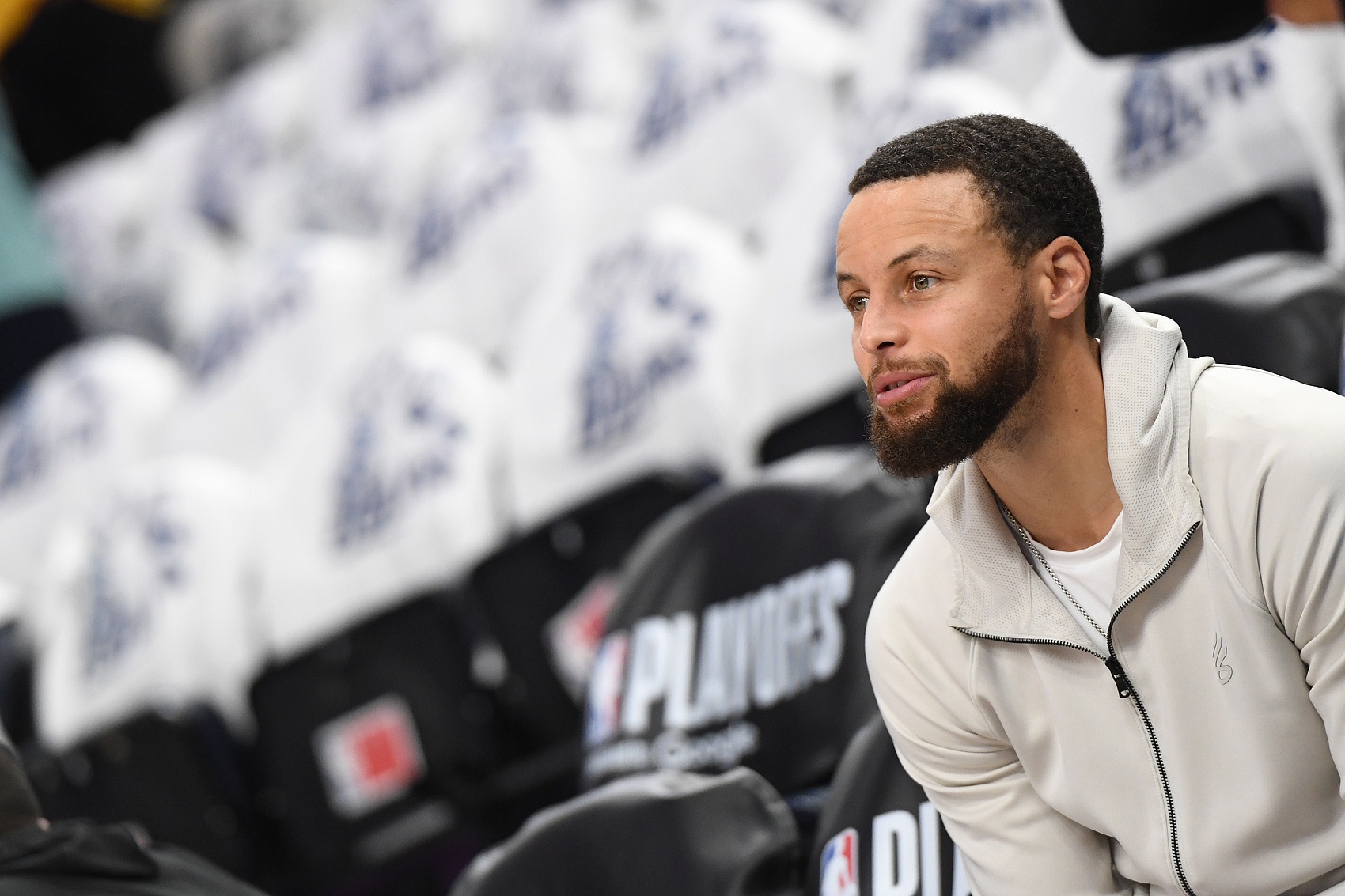 YIHAO-库里回归赛场，绝杀首场状态亮眼，勇士观众沸腾！的简单介绍